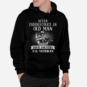 Never Underestimate An Old Man Funny Us Veteran Men Hoodie | Crazezy DE