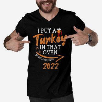Mens I Put A Turkey In That Oven Pregnancy Thanksgiving Dad Man Men V-Neck Tshirt | Crazezy