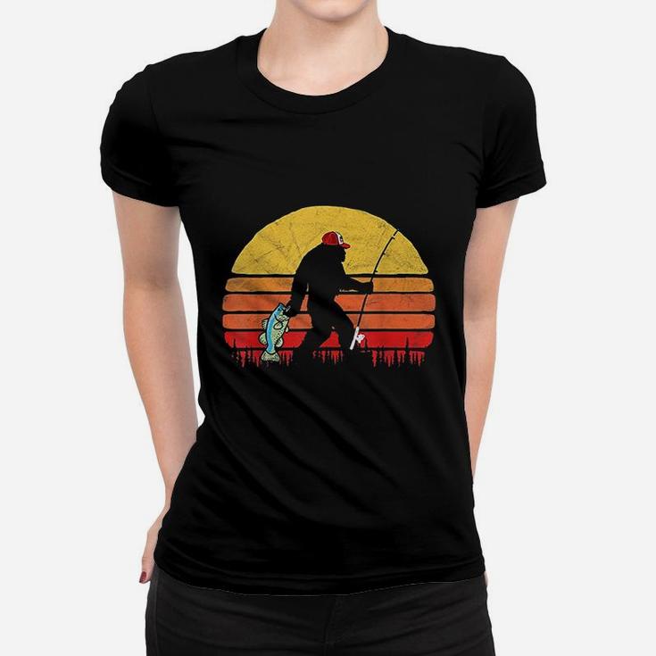 Bass Fishing Bigfoot In Trucker Hat Funny Vintage Sun Women T-shirt