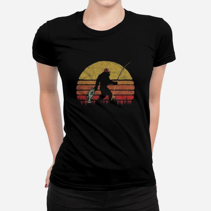 Bass Fishing Bigfoot In Trucker Hat Retro Women T-shirt